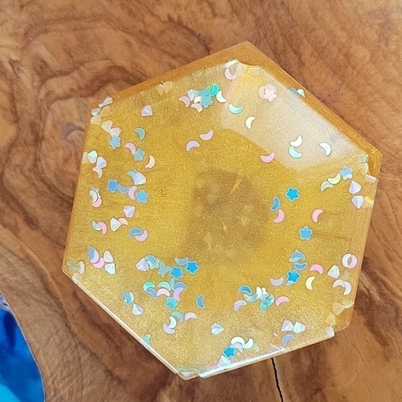 New Handmade Honeycomb Shape Yellow Resin Keepsake Dish With Wrapped Gift Box - Picture 3 of 10